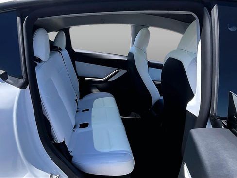 Used 2022 Tesla Model Y Performance AWD/4WD image 19