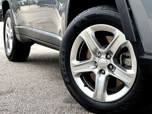 Used 2024 Jeep Compass Latitude AWD/4WD image 2