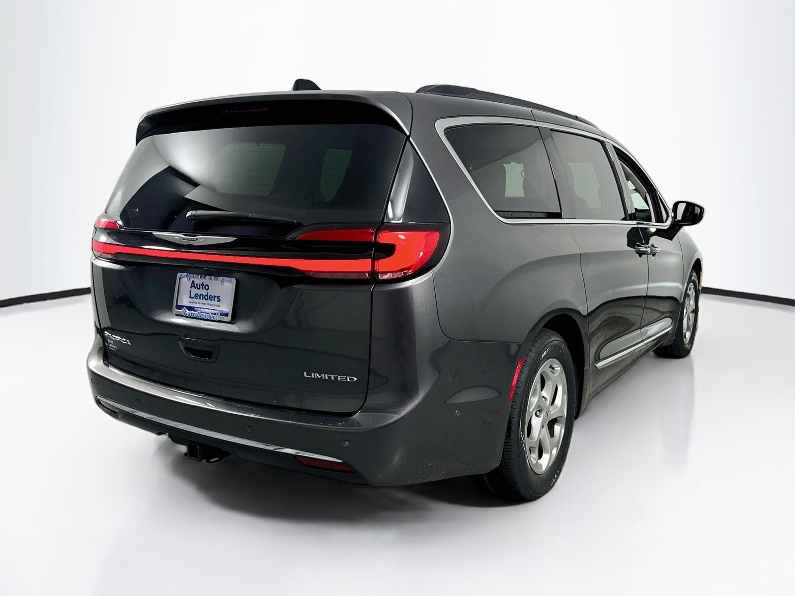 Used 2023 Chrysler Pacifica Limited w/ Trailer Tow Group FWD image 5
