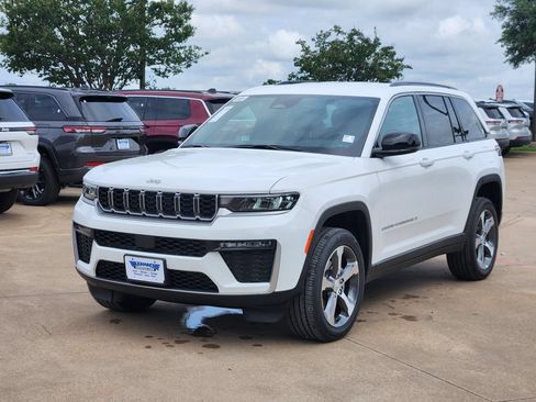 New 2026 Jeep Grand Cherokee Limited RWD image 2