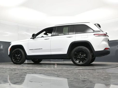 Used 2025 Jeep Grand Cherokee Altitude AWD/4WD image 57