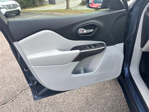 Used 2021 Jeep Cherokee Latitude Plus image 25