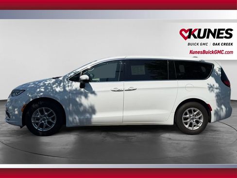 Used 2023 Chrysler Pacifica Touring-L FWD image 6