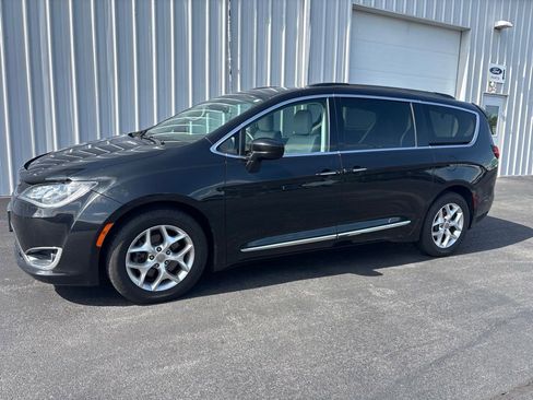 Used 2017 Chrysler Pacifica Touring-L w/ Tire & Wheel Group FWD image 1