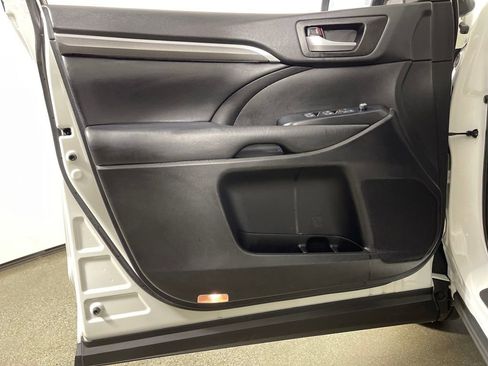 Certified 2019 Toyota Highlander FWD V6 image 17