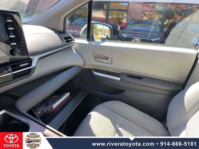 Certified 2024 Toyota Sienna LE AWD/4WD image 32