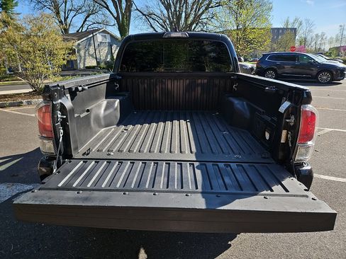 Used 2023 Toyota Tacoma TRD Off-Road w/ Technology Package AWD/4WD image 28