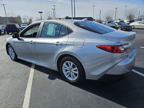 Used 2025 Toyota Camry LE image 5