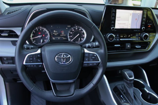 Used 2022 Toyota Highlander XLE AWD/4WD image 22
