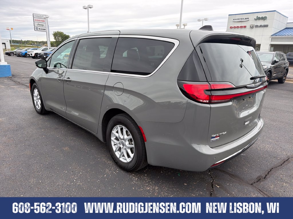 Used 2025 Chrysler Pacifica Select FWD image 3
