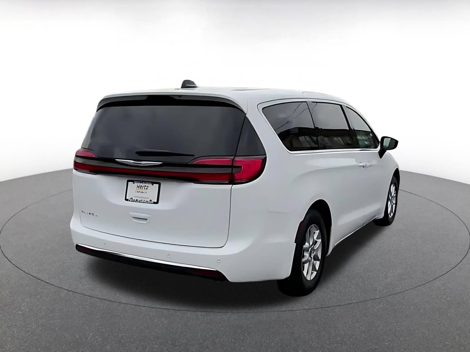 Used 2025 Chrysler Pacifica Select FWD image 13