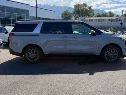 Used 2025 Kia Carnival EX FWD image 2