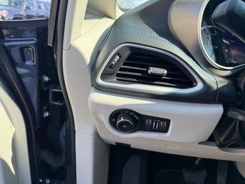 Used 2021 Chrysler Pacifica Touring-L w/ Uconnect Theater Family Group image 14