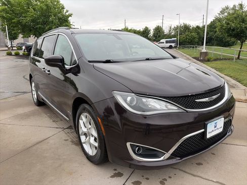 Used 2017 Chrysler Pacifica Touring-L w/ Tire & Wheel Group FWD image 2