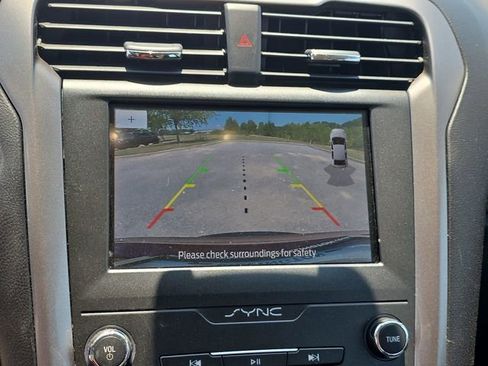 Used 2020 Ford Fusion SE FWD image 23