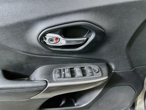 Used 2021 Jeep Cherokee Latitude FWD image 15