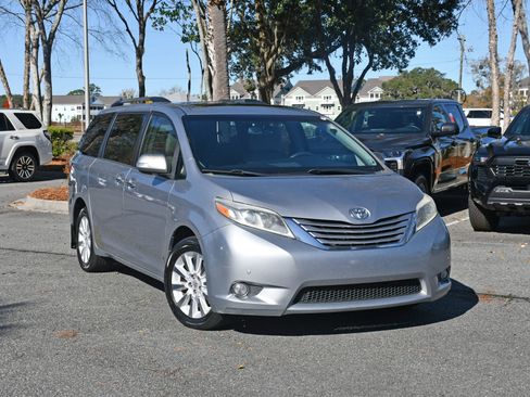 Used 2015 Toyota Sienna Limited image 6