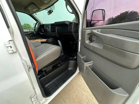 Used 2015 Chevrolet Express 2500 RWD image 23