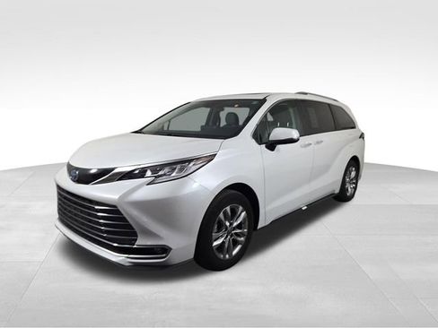 Used 2023 Toyota Sienna Limited FWD image 2