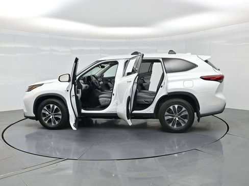 Used 2023 Toyota Highlander XLE AWD/4WD image 38