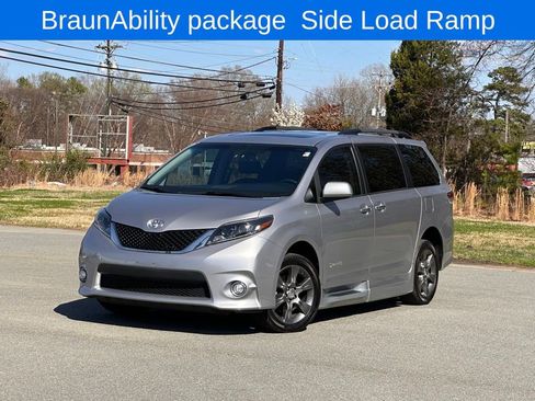 Used 2015 Toyota Sienna SE w/ SE Preferred Package image 4