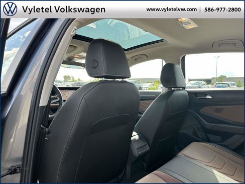 Certified 2025 Volkswagen Jetta SEL image 15
