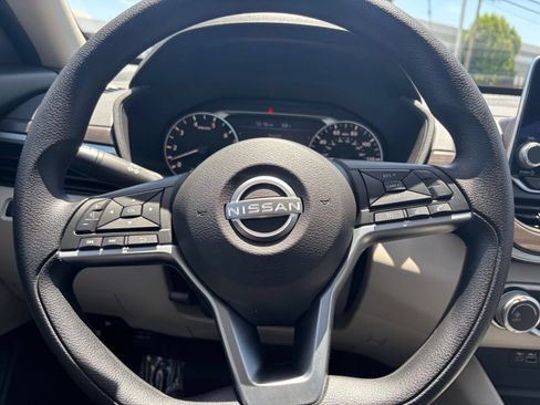 Used 2025 Nissan Altima 2.5 SV FWD image 24