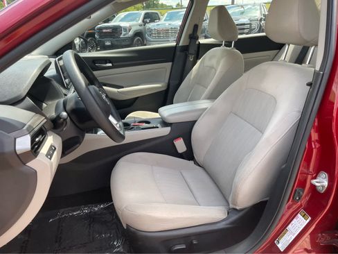 Used 2025 Nissan Altima 2.5 SV FWD image 12