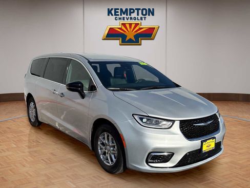 Used 2026 Chrysler Pacifica Select FWD image 8