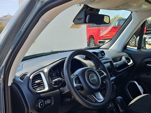 Used 2018 Jeep Renegade Latitude w/ UConnect 8.4 Nav Group FWD image 10