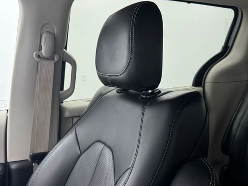 Used 2023 Chrysler Pacifica Touring-L FWD image 45