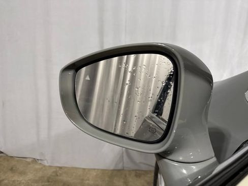 Used 2022 Chrysler Pacifica Touring-L w/ Uconnect Theater Family Group AWD/4WD image 2