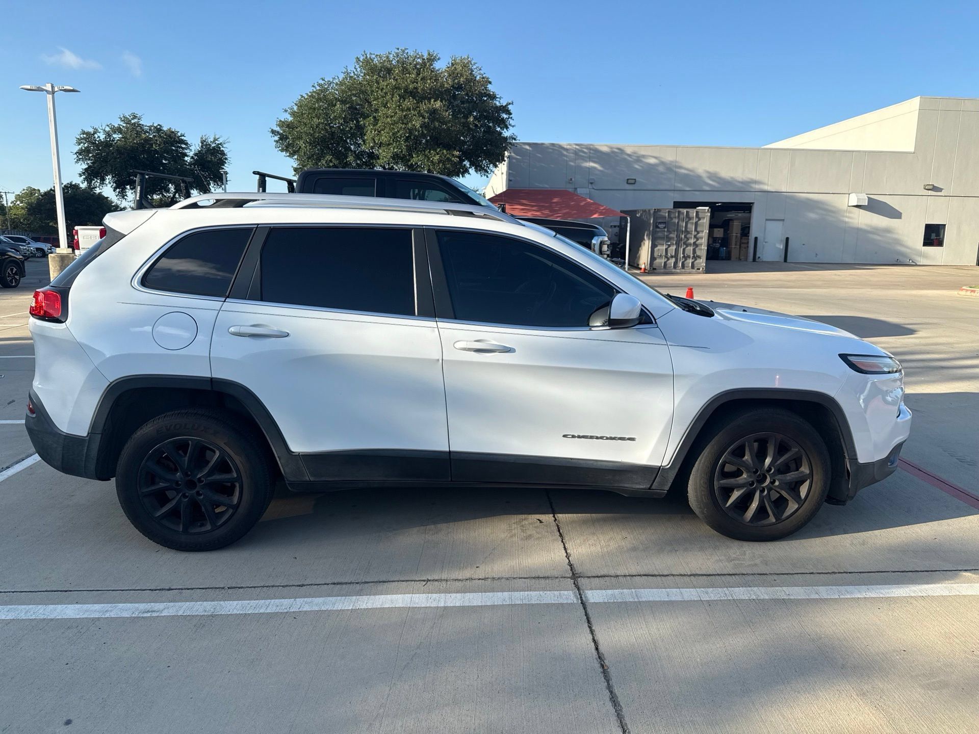 Used 2014 Jeep Cherokee Latitude FWD image 3