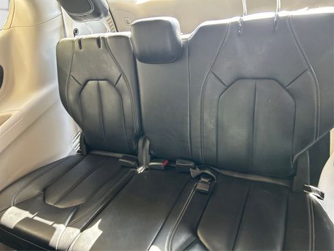 Used 2023 Chrysler Pacifica Touring-L FWD image 31