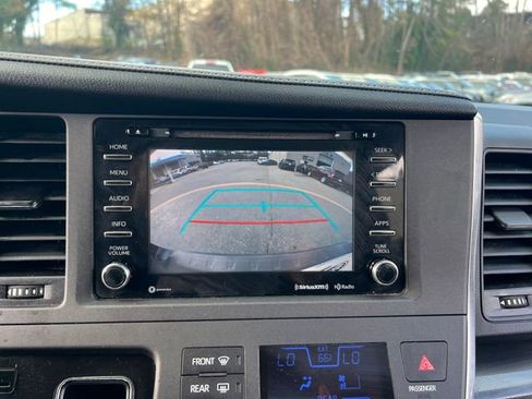 Used 2018 Toyota Sienna SE image 23