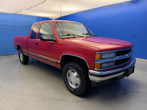 Used 1998 Chevrolet Silverado 1500 4x4 Extended Cab w/ Preferred Equipment Group 2 image 2