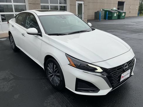 Used 2023 Nissan Altima 2.5 SV w/ SV Premium Package AWD/4WD image 3