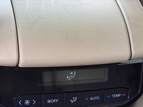 Used 2024 Toyota Highlander XLE FWD image 16