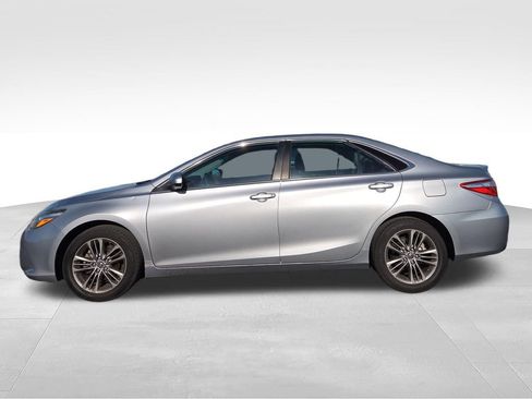 Used 2016 Toyota Camry SE w/ Moonroof Package FWD image 2