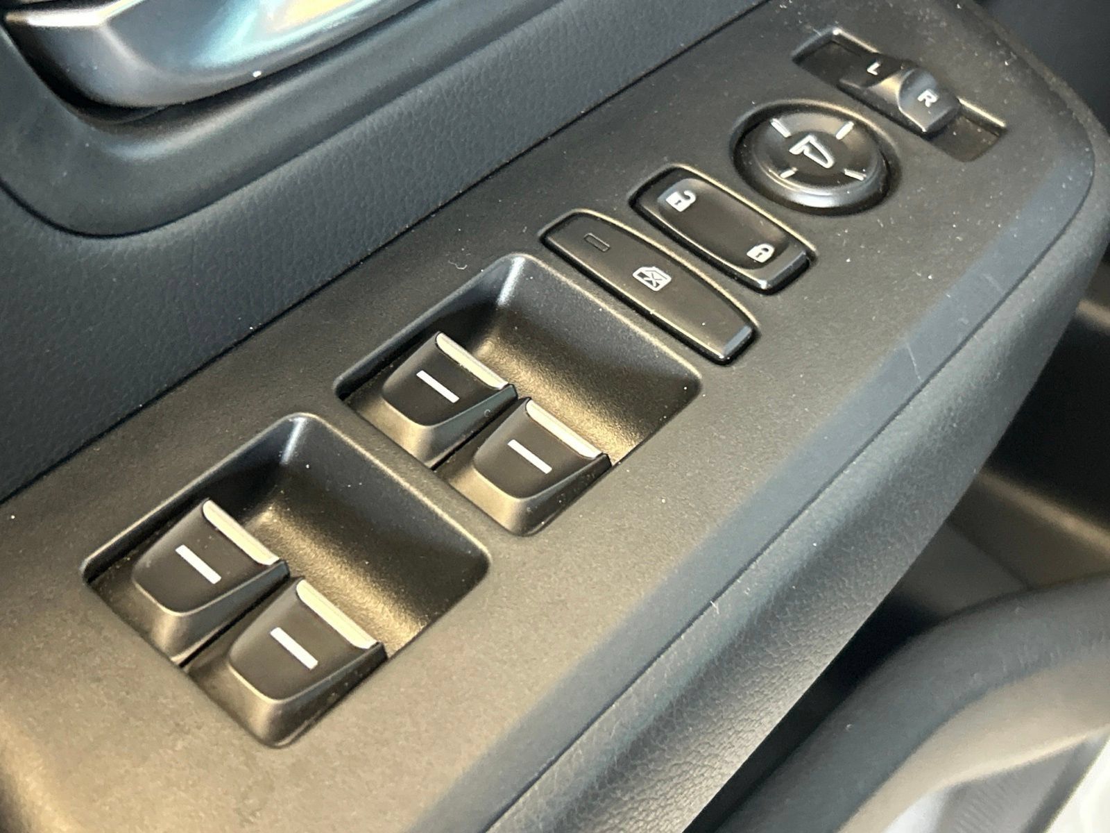 Used 2025 Honda Pilot EX-L image 17