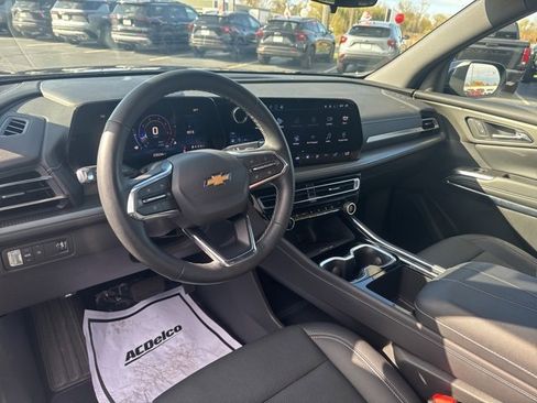 Used 2025 Chevrolet Traverse LT image 28