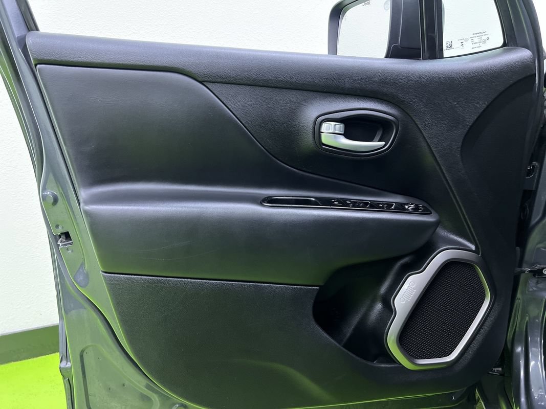 Used 2023 Jeep Renegade Latitude AWD/4WD image 16