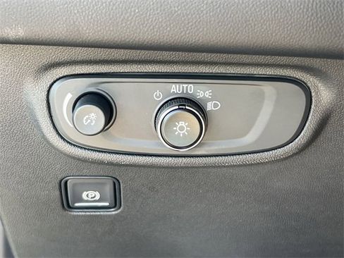 Used 2022 GMC Terrain SLE w/ Driver Convenience Package image 33