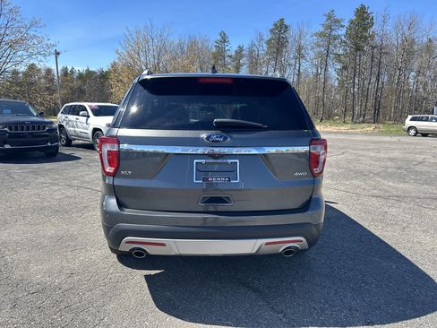 Used 2017 Ford Explorer XLT w/ XLT Technology Feature Bundle AWD/4WD image 4