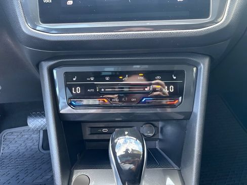Used 2022 Volkswagen Tiguan SE w/ Panoramic Sunroof Package FWD image 29