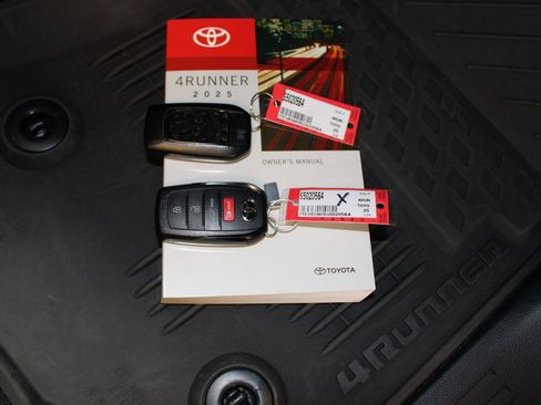 Used 2025 Toyota 4Runner TRD Off-Road Premium AWD/4WD image 32