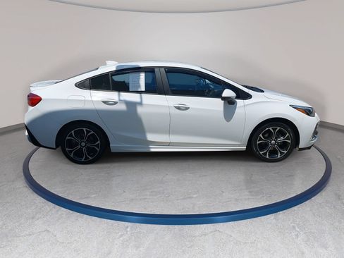Used 2019 Chevrolet Cruze LT w/ Convenience Package FWD image 4