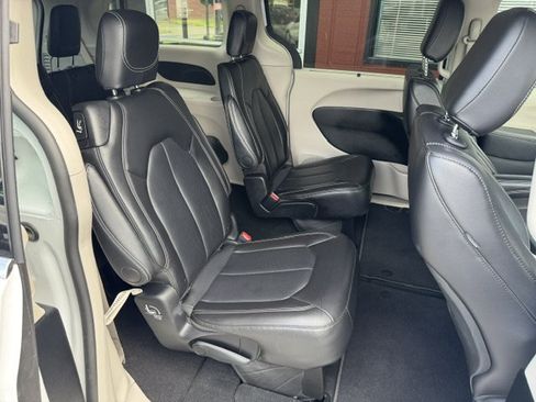 Used 2024 Chrysler Pacifica Touring-L FWD image 14