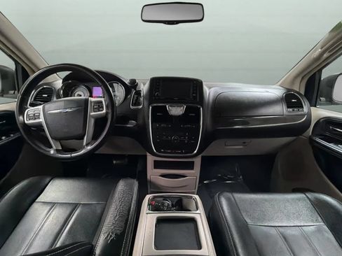 Used 2016 Chrysler Town & Country Touring FWD image 9