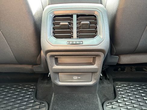 Certified 2025 Volkswagen Taos SE image 37